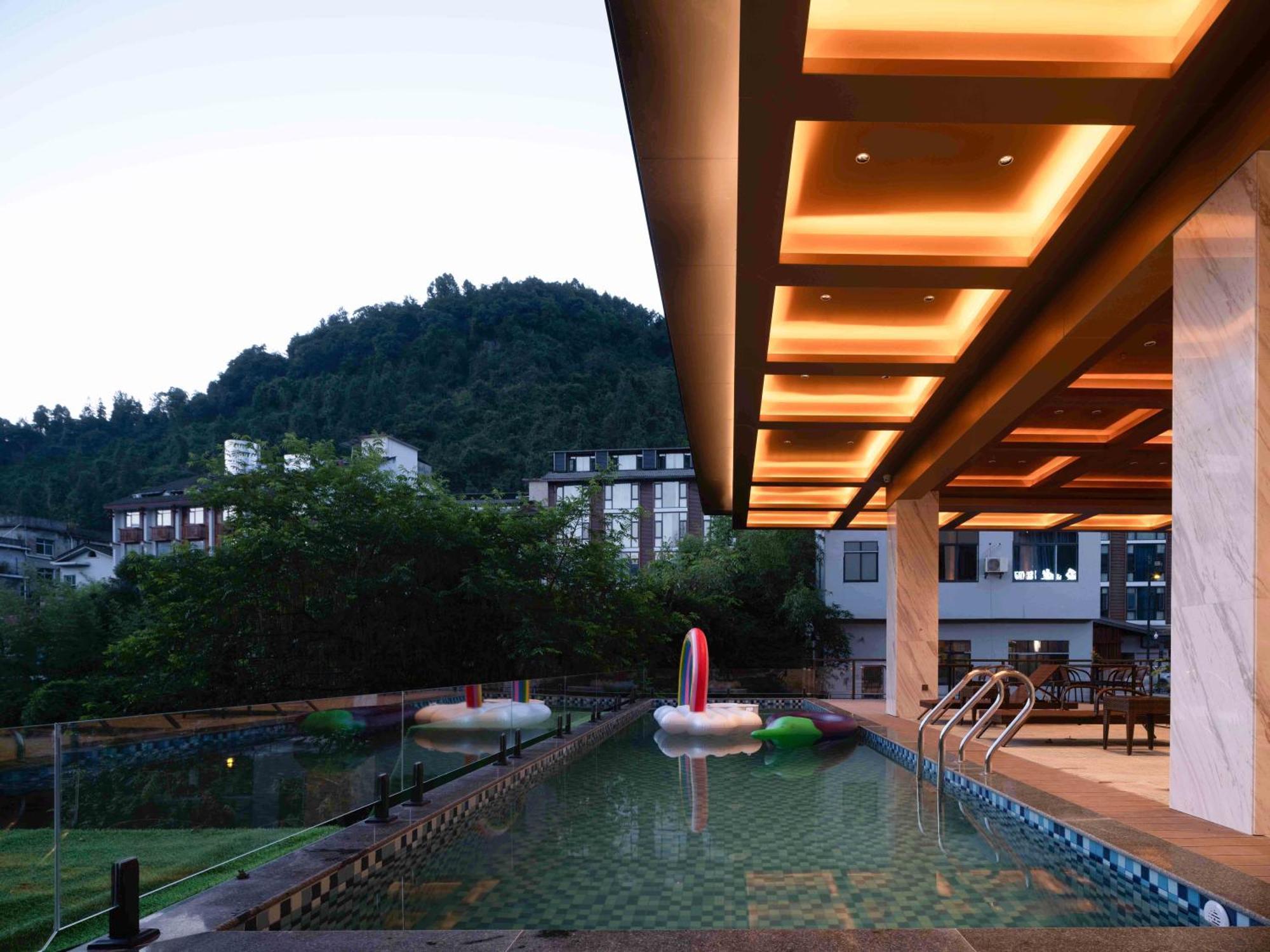 Zhangjiajie Utopia Hotel--Free One Way Pick Up Service Over 2 Nights Exterior photo